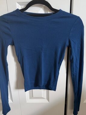 Hollister Women's Long-Sleeve Crewneck Top in Navy Blue